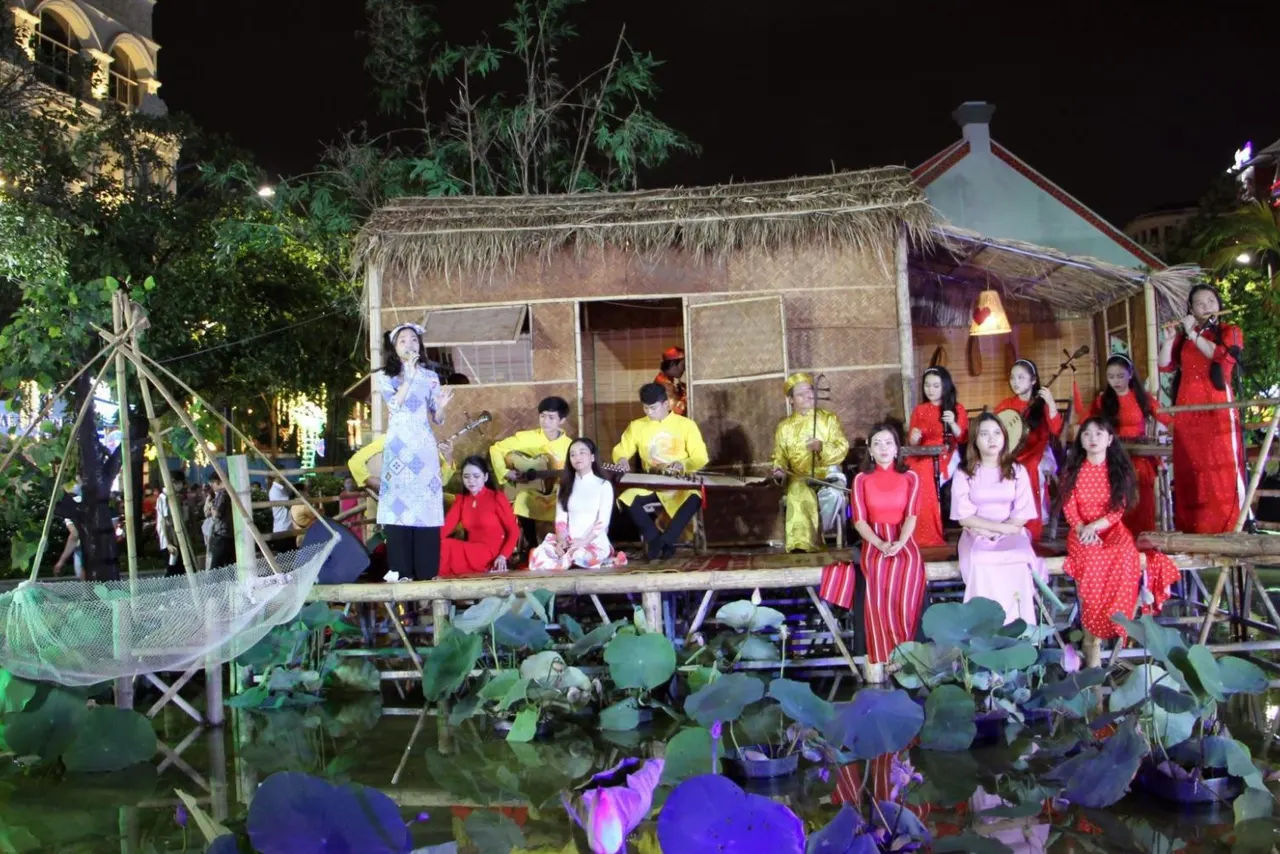 Don Ca Tai Tu (Southern Folk Music)